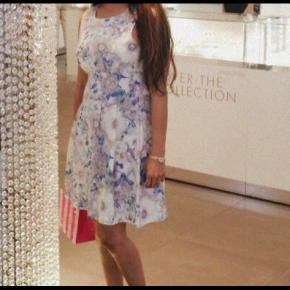 Short dress - Picture 1 of 2
